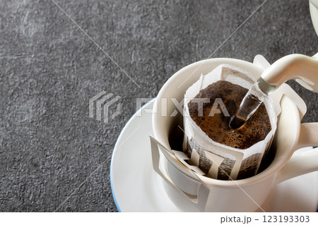 ドリップコーヒ－にお湯を注ぐ 123193303