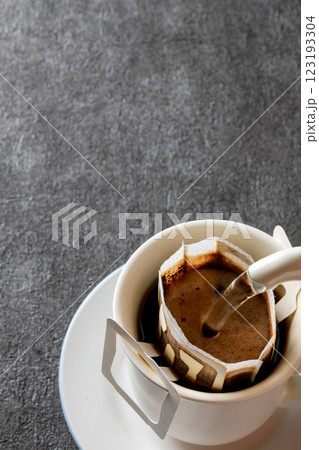 ドリップコーヒ－にお湯を注ぐ 123193304