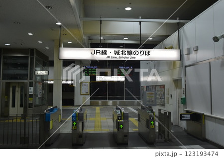 枇杷島駅　改札の風景 123193474