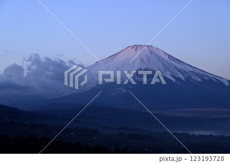 2月、富士の夜明け (撮影地:山中湖村、明神山パノラマ台) 2月、富士の夜明け (撮影地:山中湖村、明神山パノラマ台) 123193728