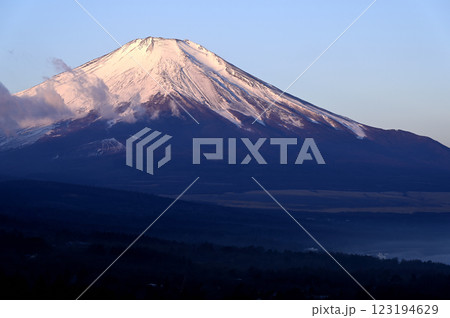 2月、富士の夜明け (撮影地:山中湖村、明神山パノラマ台) 2月、富士の夜明け (撮影地:山中湖村、明神山パノラマ台) 123194629