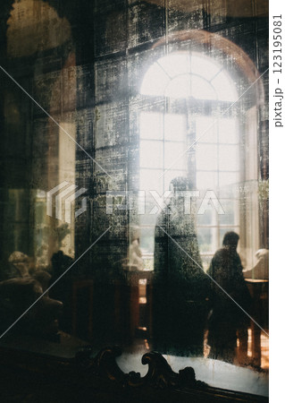 古いミラーに映るぼんやりした人影(幻想的な反射) 古いミラーに映るぼんやりした人影(幻想的な反射) 123195081