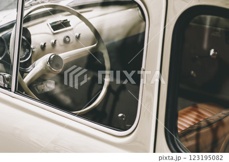 クラシックカーの運転席(ヴィンテージな車内) クラシックカーの運転席(ヴィンテージな車内) 123195082