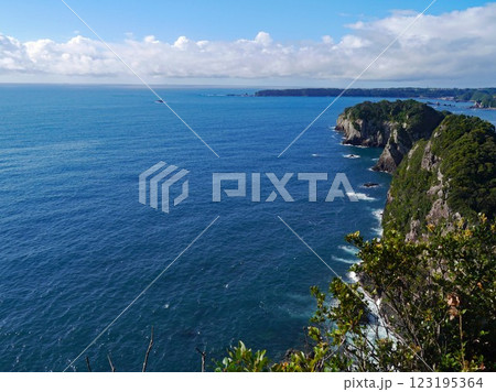 和歌山県紀伊勝浦の岬から観た燈明崎と海 123195364