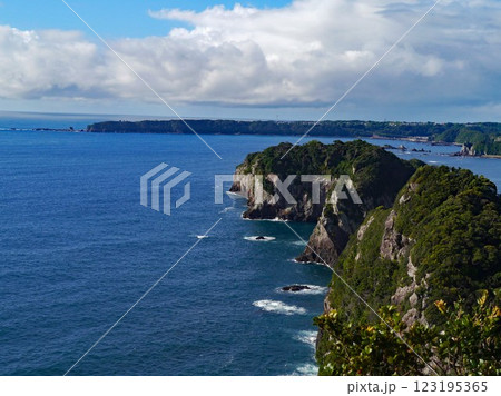 和歌山県紀伊勝浦の岬から観た燈明崎と海 123195365