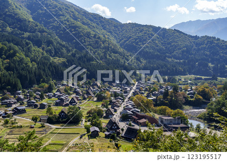 荻町城跡展望台からの紅葉した世界遺産・白川郷の荻町合掌造り集落 荻町城跡展望台からの紅葉した世界遺産・白川郷の荻町合掌造り集落 123195517