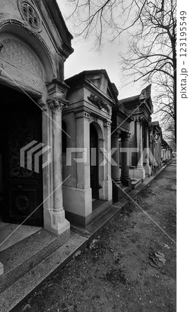 Old retro cemetery in Paris 123195549