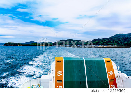 【香川】初夏の豊島 家浦港へ向かうフェリーから望む唐櫃港 【香川】初夏の豊島 家浦港へ向かうフェリーから望む唐櫃港 123195694