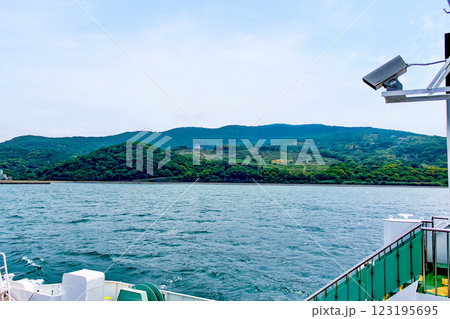 【香川】初夏の豊島 家浦港へ向かうフェリーから望む唐櫃港周辺の棚田 【香川】初夏の豊島 家浦港へ向かうフェリーから望む唐櫃港周辺の棚田 123195695