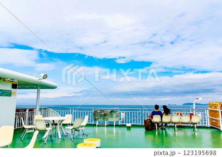 【香川】初夏の豊島　唐櫃港から家浦港へ向かうフェリーと瀬戸内海 123195698