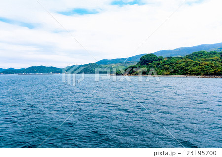 【香川】初夏の豊島 唐櫃港から家浦港へ向かうフェリーから望む瀬戸内海 【香川】初夏の豊島 唐櫃港から家浦港へ向かうフェリーから望む瀬戸内海 123195700