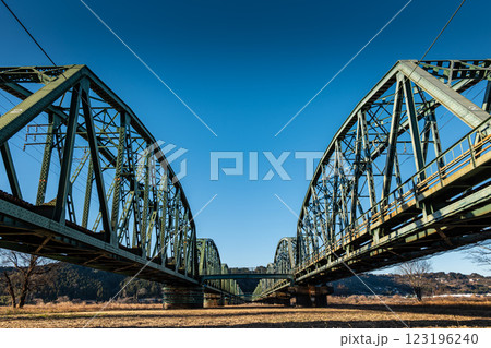 奥行きがある鉄道の橋 奥行きがある鉄道の橋 123196240