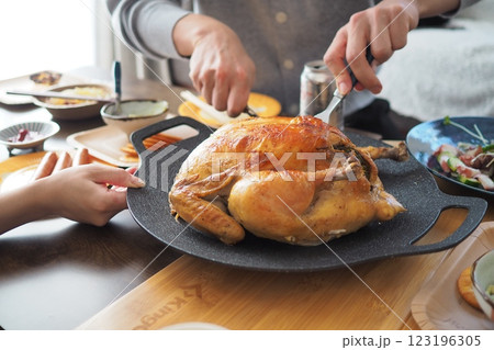 食卓を彩るローストチキン 123196305