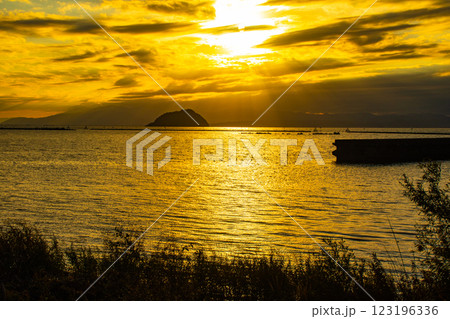 【びわ湖風景】秋の夕景に浮かぶ幻想的な竹生島 123196336