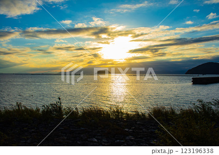 【びわ湖風景】秋の夕景に浮かぶ幻想的な竹生島 123196338
