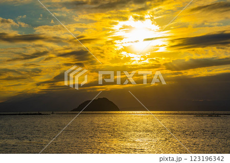 【びわ湖風景】秋の夕景に浮かぶ幻想的な竹生島 【びわ湖風景】秋の夕景に浮かぶ幻想的な竹生島 123196342