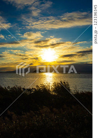 【びわ湖風景】秋の夕景に浮かぶ幻想的な竹生島 123196345