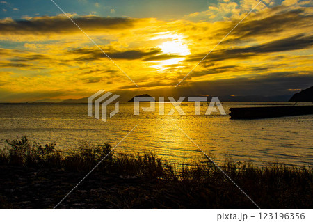 【びわ湖風景】秋の夕景に浮かぶ幻想的な竹生島 123196356