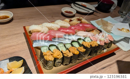 寿司食べ放題の至福 好きなだけ味わう贅沢 寿司食べ放題の至福 好きなだけ味わう贅沢 123196381