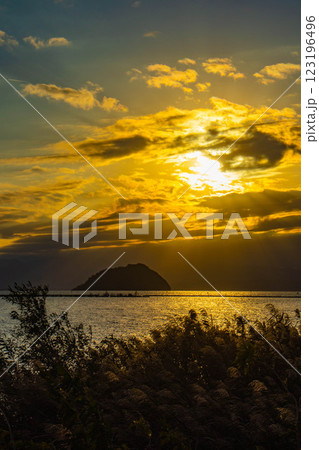 【びわ湖風景】秋の夕景に浮かぶ幻想的な竹生島 123196496