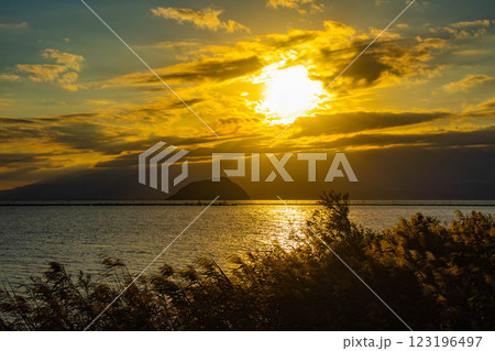 【びわ湖風景】秋の夕景に浮かぶ幻想的な竹生島 123196497