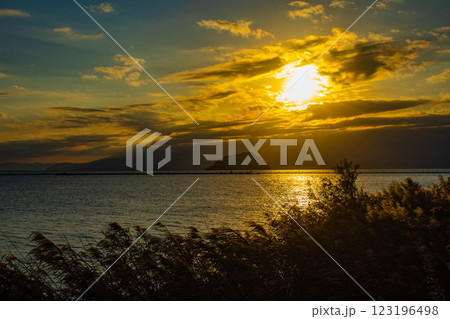 【びわ湖風景】秋の夕景に浮かぶ幻想的な竹生島 123196498