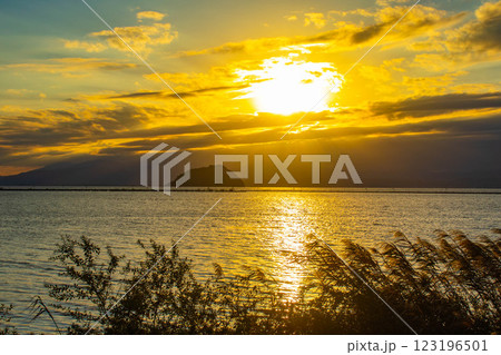 【びわ湖風景】秋の夕景に浮かぶ幻想的な竹生島 【びわ湖風景】秋の夕景に浮かぶ幻想的な竹生島 123196501