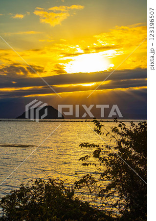 【びわ湖風景】秋の夕景に浮かぶ幻想的な竹生島 123196507
