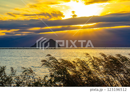 【びわ湖風景】秋の夕景に浮かぶ幻想的な竹生島 【びわ湖風景】秋の夕景に浮かぶ幻想的な竹生島 123196512