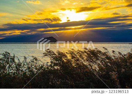 【びわ湖風景】秋の夕景に浮かぶ幻想的な竹生島 【びわ湖風景】秋の夕景に浮かぶ幻想的な竹生島 123196513