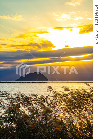 【びわ湖風景】秋の夕景に浮かぶ幻想的な竹生島 【びわ湖風景】秋の夕景に浮かぶ幻想的な竹生島 123196514