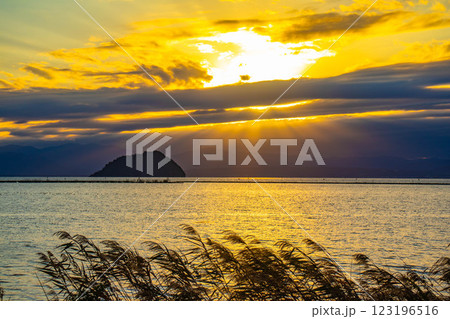 【びわ湖風景】秋の夕景に浮かぶ幻想的な竹生島 【びわ湖風景】秋の夕景に浮かぶ幻想的な竹生島 123196516