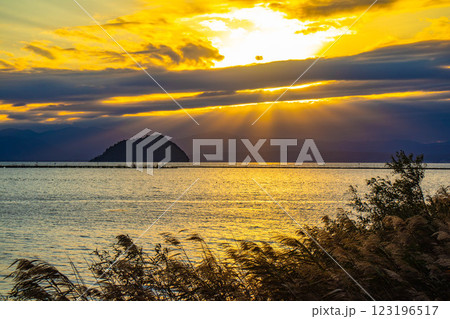 【びわ湖風景】秋の夕景に浮かぶ幻想的な竹生島 123196517