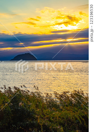 【びわ湖風景】秋の夕景に浮かぶ幻想的な竹生島 【びわ湖風景】秋の夕景に浮かぶ幻想的な竹生島 123196530