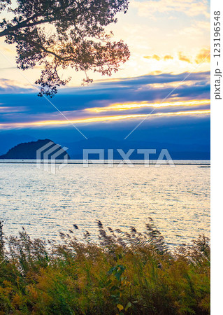【びわ湖風景】秋の夕景に浮かぶ幻想的な竹生島 【びわ湖風景】秋の夕景に浮かぶ幻想的な竹生島 123196548