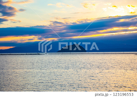 【びわ湖風景】秋の夕景に浮かぶ幻想的な竹生島 【びわ湖風景】秋の夕景に浮かぶ幻想的な竹生島 123196553