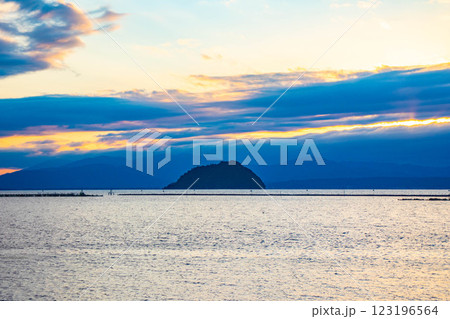 【びわ湖風景】秋の夕景に浮かぶ幻想的な竹生島 【びわ湖風景】秋の夕景に浮かぶ幻想的な竹生島 123196564
