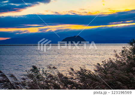 【びわ湖風景】秋の夕景に浮かぶ幻想的な竹生島 123196569