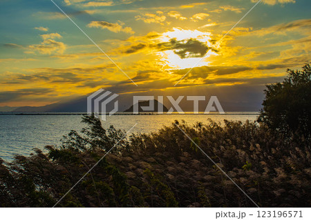 【びわ湖風景】秋の夕景に浮かぶ幻想的な竹生島 【びわ湖風景】秋の夕景に浮かぶ幻想的な竹生島 123196571