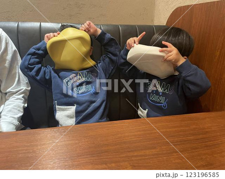 エプロンで顔を隠す子供たち 可愛い仕草 123196585