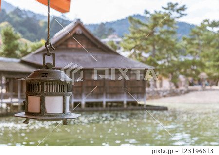 【広島宮島　厳島神社の吊灯篭】 123196613