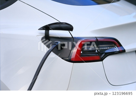 充電中の電気自動車 123196695