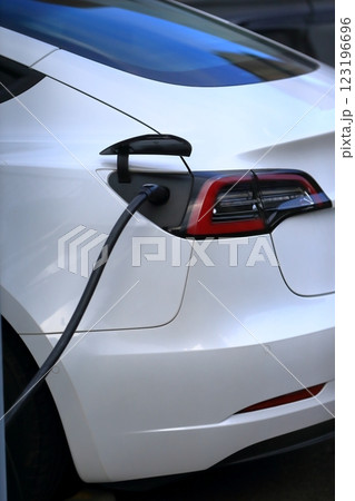 充電中の電気自動車 123196696