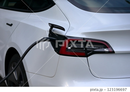 充電中の電気自動車 123196697