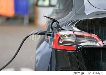 充電中の電気自動車 123196699