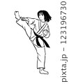 空手をする女性 123196730