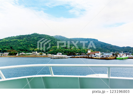 【香川】初夏の豊島 唐櫃港を出港したフェリーから望む家浦港 【香川】初夏の豊島 唐櫃港を出港したフェリーから望む家浦港 123196803