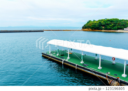 【香川】初夏の豊島 唐櫃港を出港したフェリーから望む家浦港 【香川】初夏の豊島 唐櫃港を出港したフェリーから望む家浦港 123196805