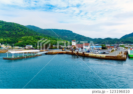 【香川】初夏の豊島　宇野港へ向かうフェリーから望む家浦港 123196810