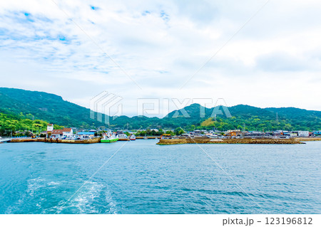 【香川】初夏の豊島　宇野港へ向かうフェリーから望む家浦港 123196812